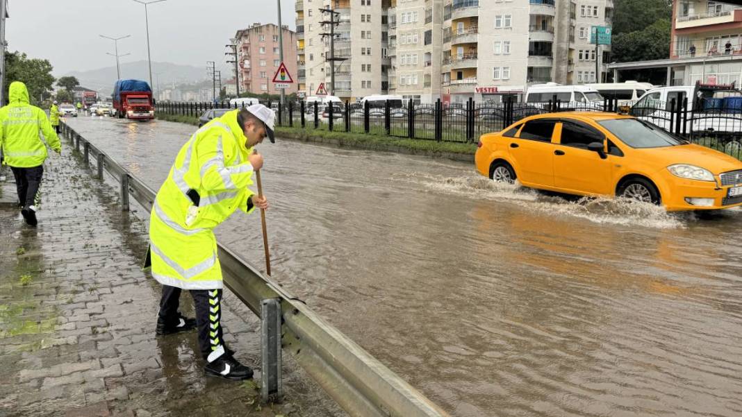 Rize’de sağanak etkili: Cadde ve sokaklar göle döndü 2